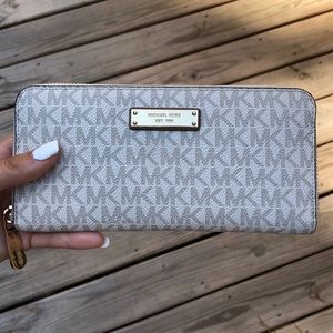 Michael Kors Vanilla Jet Set Large Wallet